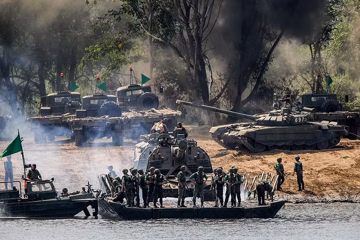 Open Water có nhiều phần thi khác nhau, bao gồm các bài tập như rà phá bom mìn và vật liệu nổ, vượt sông Oka, vận chuyển thương binh và nhiều nhiệm vụ phức tạp khác.