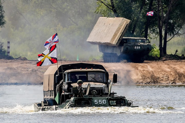 Xe quân sự của Nga vượt sông Oka trên phà lưỡng cư chở hàng PTS-2.