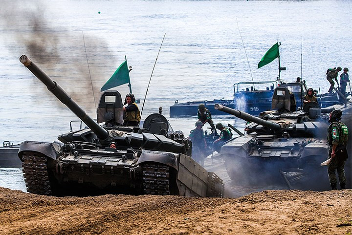 Xe tăng T-72B3 trên phà qua sông.