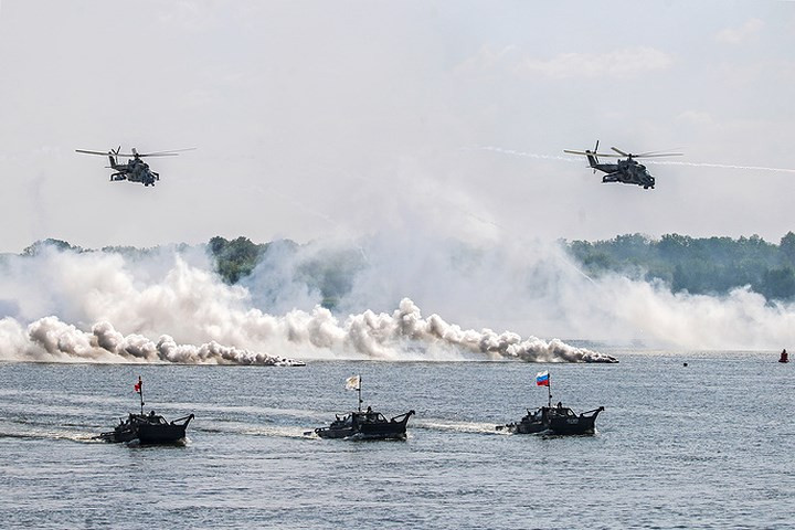 Trực thăng Mi-24 và một số tàu đổ bộ.