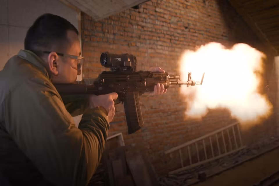 Trong ảnh là xạ thủ của Kalashnikov thử nghiệm súng trường tấn công AK-308. Nguồn ảnh: Kalashnikov.