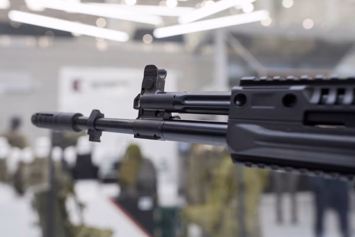 Về thiết kế của AK-308, Kalashnikov cho biết, công ty này phát triển mẫu súng trường tấn công mới dành cho NATO dựa trên “người tiền nhiệm” AK-103 sử dụng đạn tiêu chuẩn 7,62x51mm nhưng kết hợp thêm một số thay đổi dựa trên dòng súng trường tấn công tương lai AK-12 của Quân đội Nga. Nguồn ảnh: Kalashnikov.