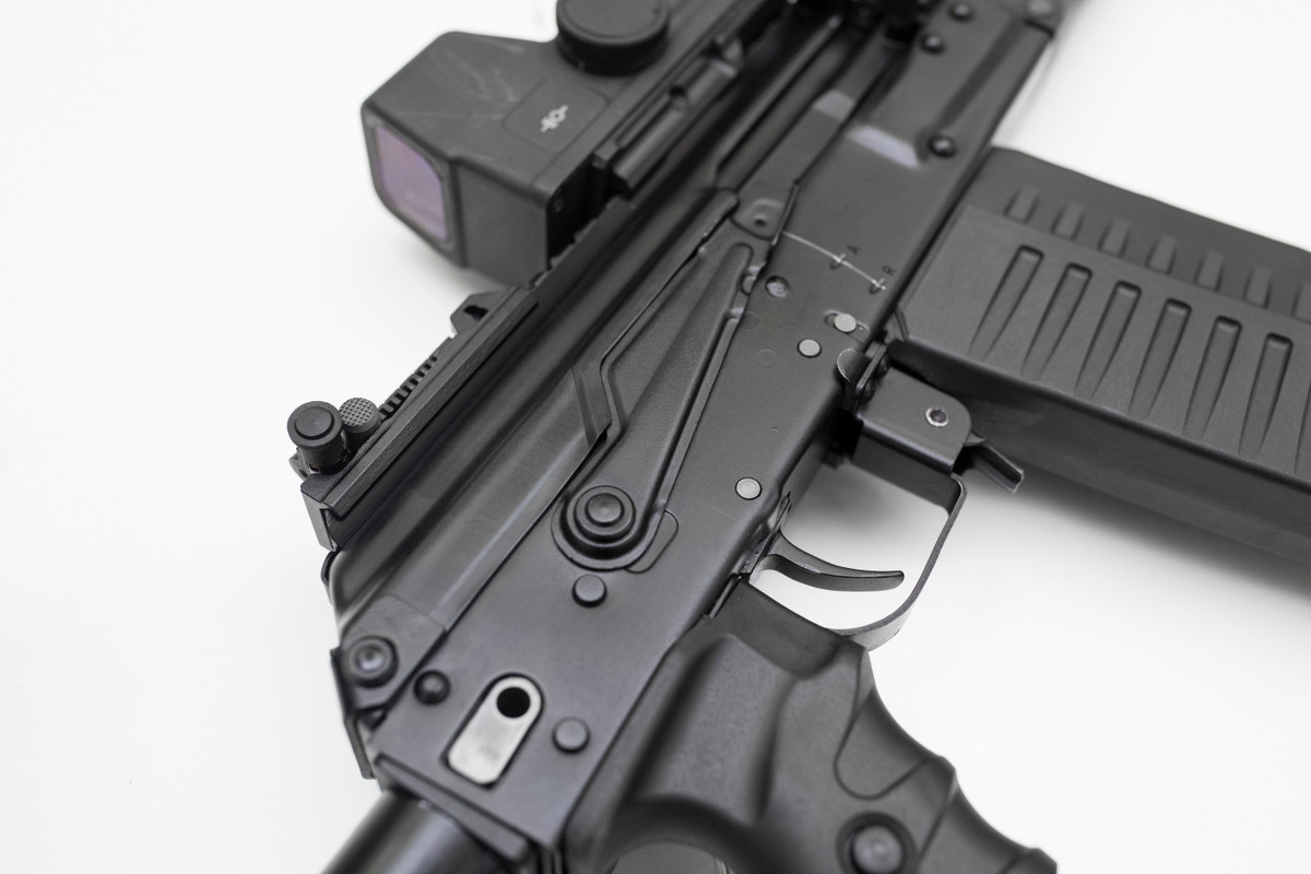 Hiện tại, AK-308 vẫn đang được Kalashnikov thử nghiệm và sẽ sớm được tung ra thị trường trong thời gian sắp tới. Cận cảnh phần thân súng của AK-308 với khắc chuyển chế độ và thiết kế phần thân mang đậm thiết kế của các dòng súng trường AK-47 cùng các chế độ bắn tương đồng. Nguồn ảnh: Kalashnikov.