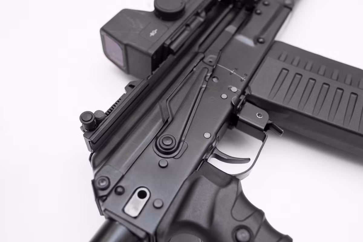 Hiện tại, AK-308 vẫn đang được Kalashnikov thử nghiệm và sẽ sớm được tung ra thị trường trong thời gian sắp tới. Cận cảnh phần thân súng của AK-308 với khắc chuyển chế độ và thiết kế phần thân mang đậm thiết kế của các dòng súng trường AK-47 cùng các chế độ bắn tương đồng. Nguồn ảnh: Kalashnikov.