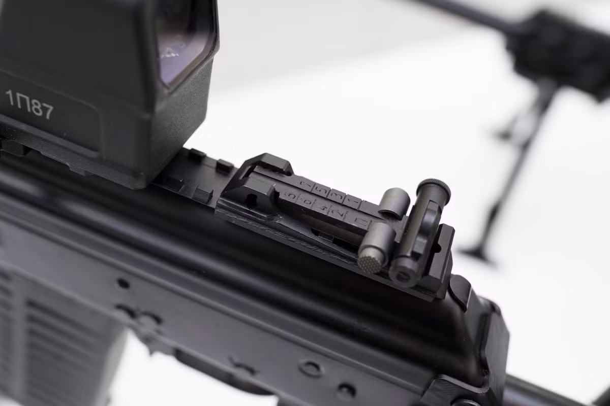 Giống như AK-12, thước ngắm cơ khí của AK-308 cũng được đưa về phía sau thân với thiết kế thước ngắm tương tự các dòng AK trước đây. Kết hợp với đó là kính ngắm quang học với các thanh rail trên thân súng và ốp tay phía trước của súng. Nguồn ảnh: Kalashnikov.