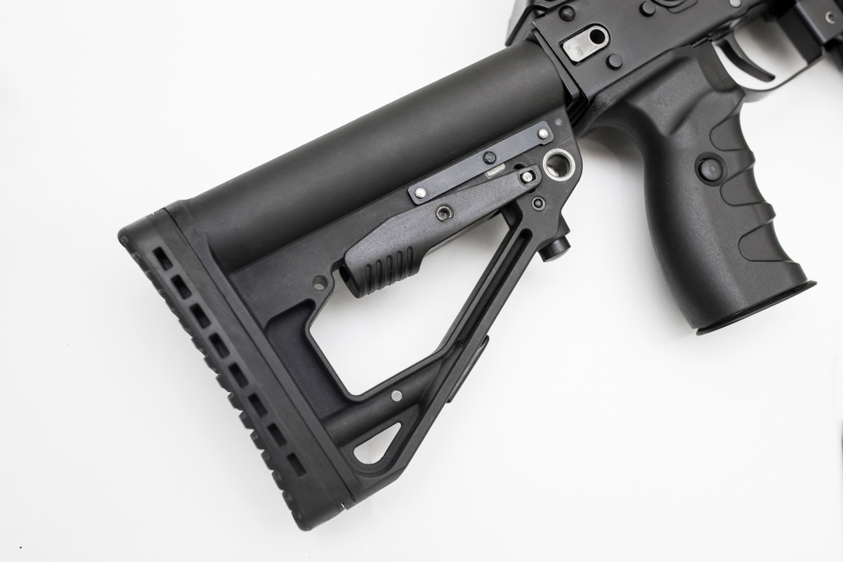 AK-308 cũng được trang bị báng gấp và có thể điều chỉnh được theo hình thể của người sử dụng. Súng có chiều dài tối đa 1105mm và khi gấp báng là 690mm, AK-308 có trọng lượng chiến đấu vào khoảng 4.3kg chưa kể kính ngắm quang học. Nguồn ảnh: Kalashnikov.