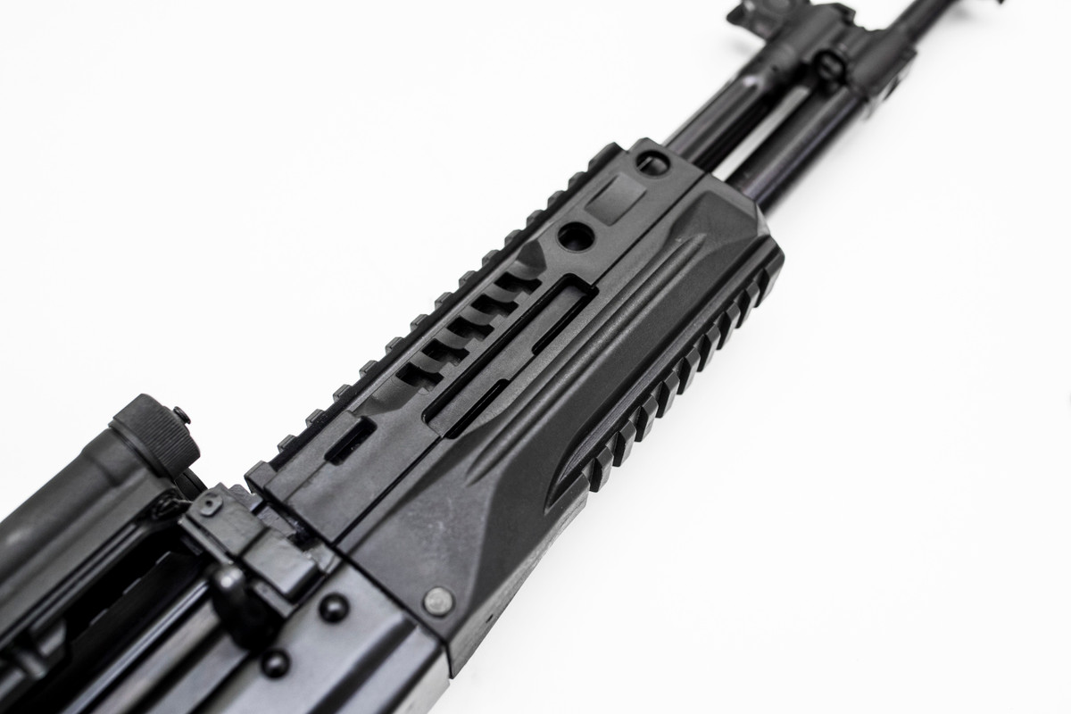 Với việc sử dụng đạn tiêu chuẩn 7,62x51mm cũng khiến kích thước của AK-308 cũng lớn hơn đáng kể so với với các mẫu súng AK sử dụng đạn 5,45×39mm của Nga. Trọng lượng của AK-12 cũng chỉ ở mức 3.3kg với phần thân nhỏ và mỏng hơn. Nguồn ảnh: Kalashnikov.