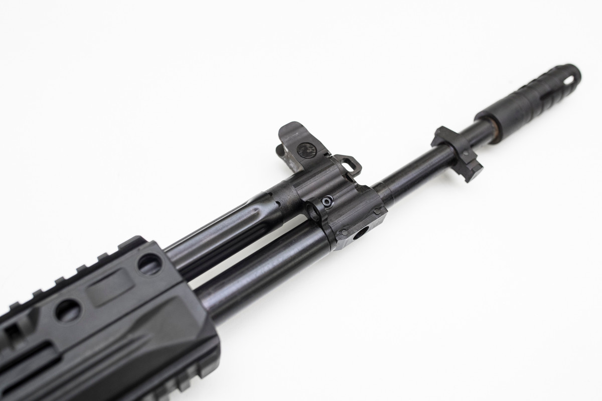 Cận cảnh đầu nòng và thước ngắm cơ khí phía trước của súng AK-308 tương đồng với AK-12, ốp tay trước của súng cũng được làm bằng vật liệu tổng hợp. Nguồn ảnh: Kalashnikov.