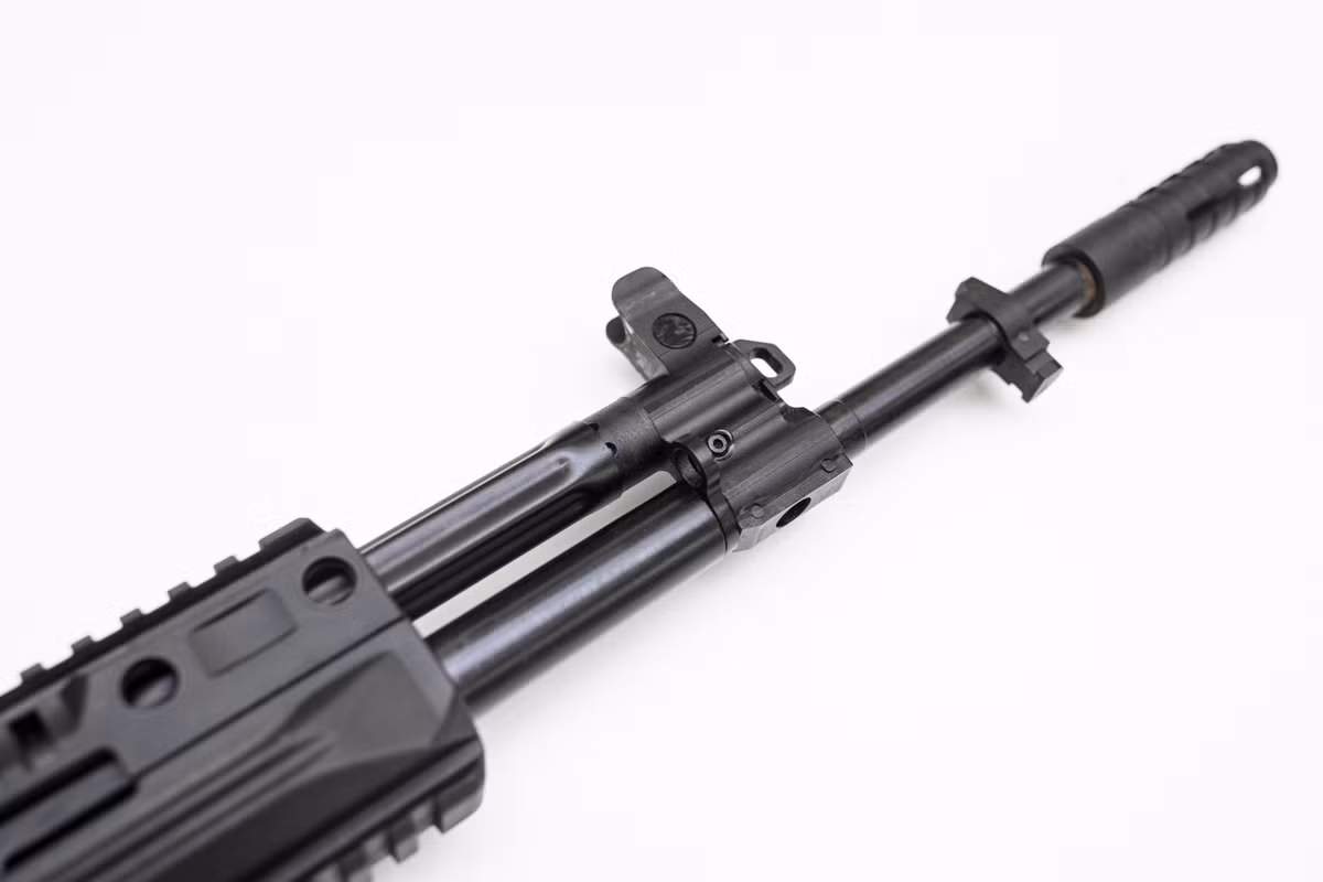 Cận cảnh đầu nòng và thước ngắm cơ khí phía trước của súng AK-308 tương đồng với AK-12, ốp tay trước của súng cũng được làm bằng vật liệu tổng hợp. Nguồn ảnh: Kalashnikov.