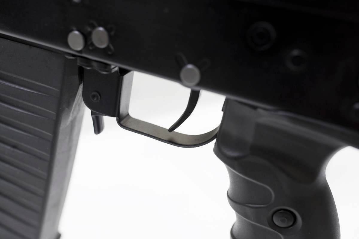 Cũng với cỡ đạn 7,62x51mm, AK-308 chỉ có thể mang theo hộp tiếp đạn 20 viên so với 30 viên trên các dòng AK thông thường, tầm bắn của AK-308 hiện vẫn chưa được Kalashnikov công bố nhưng nhiều khả năng sẽ rơi vào khoảng từ 400-500 mét tương tự như trên AK-103. Nguồn ảnh: Kalashnikov.