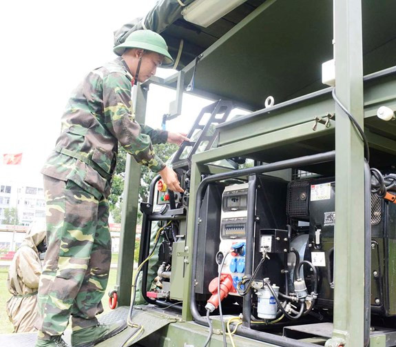 Các chiến sĩ phân đội tiêu tẩy triển khai phương tiện tiêu tẩy khu vực nhiễm độc, nhiễm xạ và xử lý môi trường.