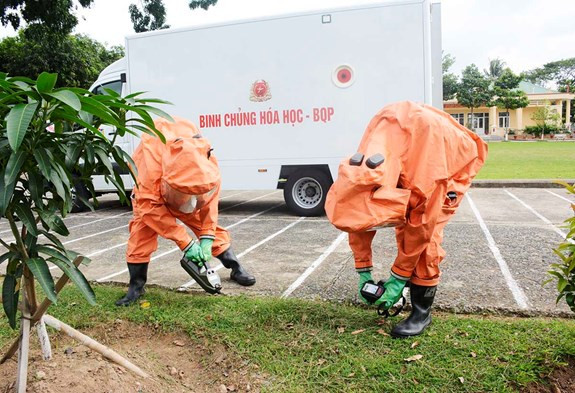 Để hoàn thành nhiệm vụ đặc thù, các cán bộ, chiến sĩ Lữ đoàn 87 thường xuyên luyện tập nâng cao trình độ chuyên môn, nghiệp vụ và thể lực. Ảnh: Sử dụng trang bị, khí tài đặc chủng thực hành dò tìm, xác định phạm vi, mức độ nhiễm độc, nhiễm xạ.