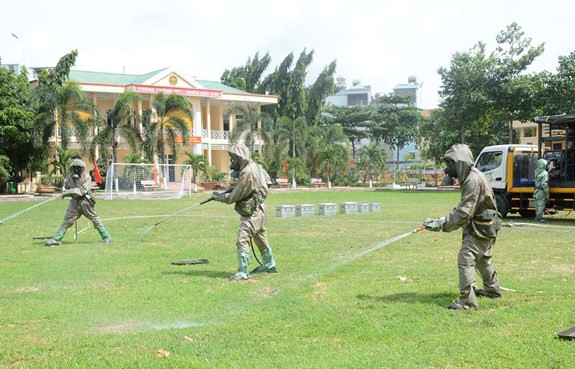 Thực hành tiêu tẩy khu vực nhiễm độc.