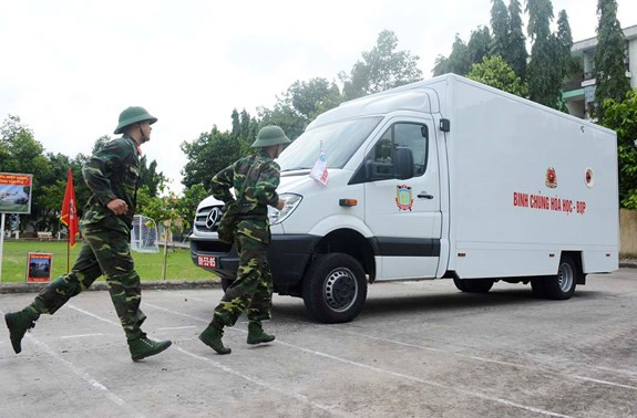 Đơn vị cũng là lực lượng nòng cốt khắc phục sự cố hóa chất độc-xạ, ô nhiễm môi trường, xử lý chất độc tồn lưu sau chiến tranh, cảnh báo phóng xạ hóa học thời bình… Ảnh: Tổ trinh sát cơ động lên xe đặc chủng di chuyển đến khu vực mục tiêu.