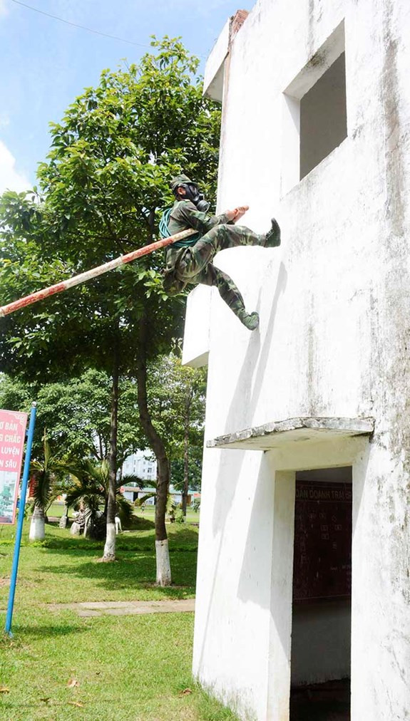 Phân đội tiến công của Tiểu đoàn 907 (Lữ đoàn 87) huấn luyện tiến công mục tiêu, giải thoát con tin trong khu vực nhiễm xạ.