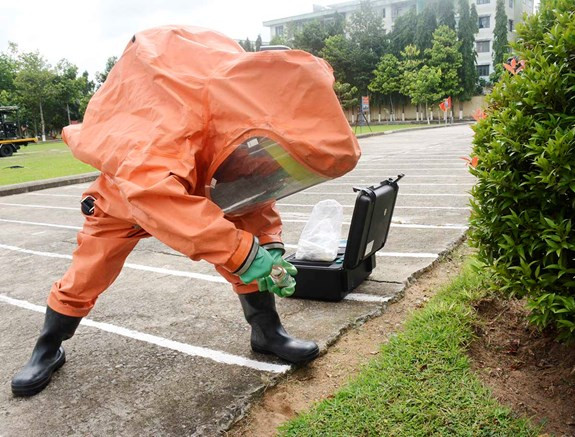 Lấy mẫu xét nghiệm, phân loại chất độc để có biện pháp khắc phục hợp lý.