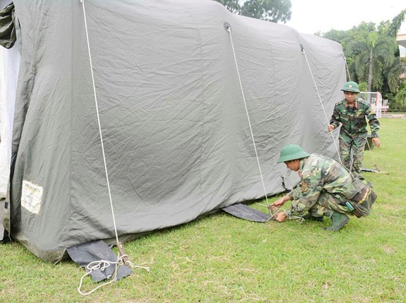 Chiến sĩ Trung tâm ứng cứu, khắc phục sự cố chất độc phóng xạ hạt nhân của lữ đoàn triển khai nhà tắm bảo đảm an toàn cho các trinh sát viên.