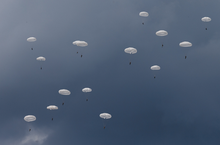 Trước đó vào tháng 6, NATO mà đi đầu là Mỹ cũng tổ chức cuộc tập 'Saber Strike' có quy mô không hề kém Zapad 2017 của Nga với sự tham gia của hơn 18.000 binh sĩ đến từ 19 quốc gia kéo dài 2 tuần ở Ba Lan và các nước Baltic vốn được xem là cửa ngõ dẫn vào Nga. Nguồn ảnh: Bộ Quốc phòng Nga.