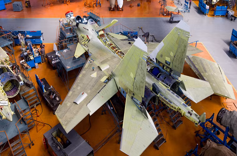 Dù nói là như vậy, nhưng nhìn chung ai cũng hiểu được rằng sở dĩ Nga không thể tiếp tục chương trình Sukhoi Su-57 là vì vấn đề ngân sách, Moscow không có quá nhiều tiền để đổ vào việc trang bị một chiếc đấu cơ mới như Su-57 ước tính từ 40-50 triệu USD một chiếc. Trong khi đó với Su-30SM con số này chỉ gần 28 triệu USD. Nguồn ảnh: vostokphotos.ru