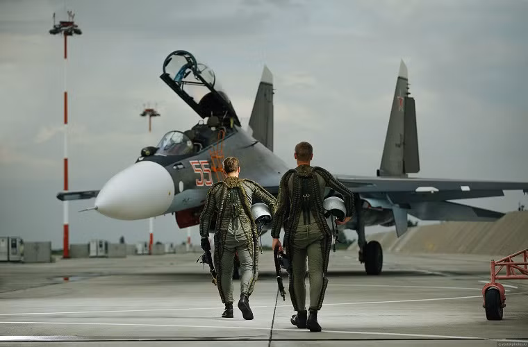Nhiều chuyên gia quân sự nhận định, Su-30SM sở hữu các tính năng chiến đấu không hề thua kém Su-35 nhưng lại có giá thành dễ chịu hơn hẳn. Do đó nó phù hợp với thị trường xuất khẩu hơn Su-35. Thành công của Su-30SM cũng tác động không nhỏ đến kế hoạch mua sắm dòng chiến đấu cơ tàng hình đầu tiên của Nga là Sukhoi Su-57. Nguồn ảnh: vostokphotos.ru