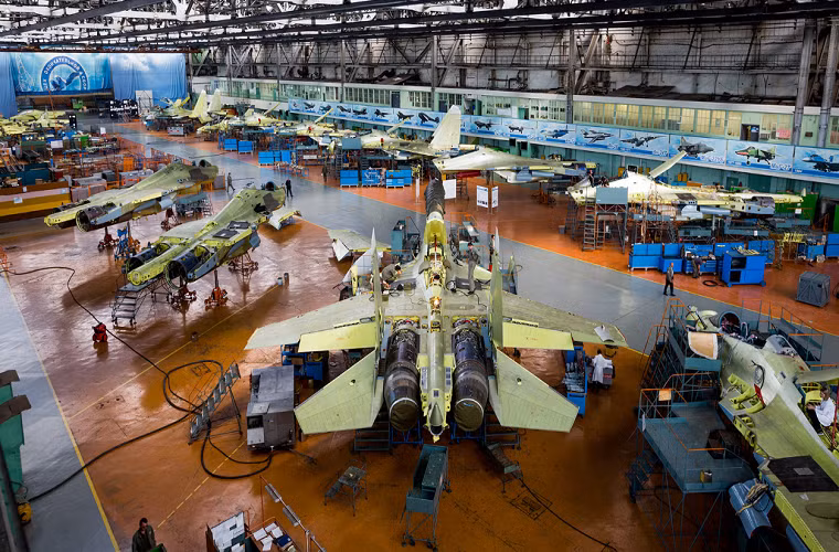 Theo đó trong tháng 7 vừa qua, Thứ trưởng Quốc phòng Nga Yuri Borisov thừa nhận rằng Không quân Nga không có kế hoạch mua sắm số lượng lớn Sukhoi Su-57 và chỉ dừng lại ở hợp đồng 12 chiếc sẽ được ký kết trong Diễn đàn quân sự quốc tế Army 2018 sẽ chính thức khai mạc trong ngày 21/8 tới đây. Nguồn ảnh: vostokphotos.ru