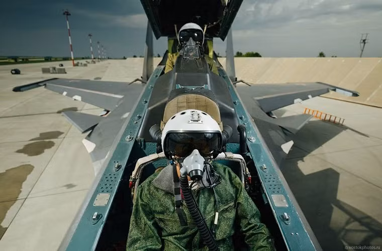 Được thiết kế dựa trên phiên bản Su-30MKI dành cho Không quân Ấn Độ, Su-30SM sử dụng động cơ với lực đẩy lớn hơn cùng hệ thống điện tử hàng không tiên tiến. Có thể xem đây là biến thể tốt nhất của dòng chiến đấu cơ Su-30 ở thời điểm hiện tại. Nguồn ảnh: vostokphotos.ru