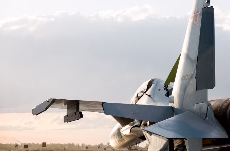 Đến nay, chi tiết trang bị riêng của Su-30SM vẫn được Nga giấu kín, chỉ biết rằng nó sở hữu toàn "hàng made in Russia" gồm hệ thống radar, cảm biến quang - điện, hệ thống tác chiến điện tử. Nguồn ảnh: vostokphotos.ru