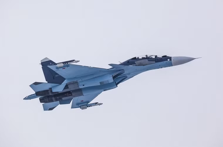 Dù chưa có thông tin chính thức từ Bộ Quốc phòng Nga, thế nhưng theo nguồn tin của trang vedomosti.ru, Bộ Quốc phòng Nga sẽ đặt mua ít 36 chiếc tiêm kích Sukhoi Su-30SM từ hãng Sukhoi vào cuối năm nay, đây cũng là hợp đồng mua vũ khí lớn nhất trong năm của Nga. Nguồn ảnh: UAC.