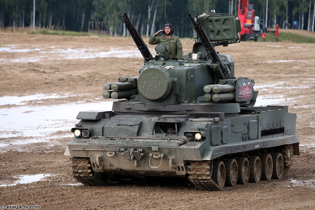 Về cơ bản, 2K22 Tunguska có thể được xem là “đàn anh” của Pantsir-S1 khi chúng có cấu hình vũ khí khá tương đồng nếu không muốn nói là giống nhau đến 90%. Tuy nhiên, 2K22 Tunguska sử dụng các công nghệ có từ những năm 1980 của Liên Xô khiến nó ít nhiều thua kém Pantsir-S1 về nhiều mặt. Nguồn ảnh: Vitaly Kuzmin.