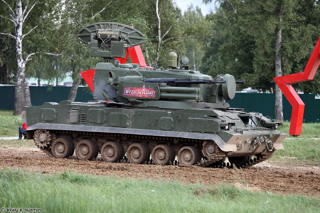 Được biết, giá của mỗi tổ hợp phòng không 2K22 Tunguska rơi vào khoảng trên dưới 16 triệu USD đối với các biến thể Tunguska-M1, trong khi đó con số này của Pantsir-S1 vào khoảng 13-14 triệu USD. Thế nhưng giá thanh lý của 2K22 Tunguska đã qua sử dụng của Quân đội Nga có thể sẽ ở mức 10 triệu USD, đây là một con số hợp lý cho ai muốn mua tổ hợp phòng không này. Nguồn ảnh: Vitaly Kuzmin.