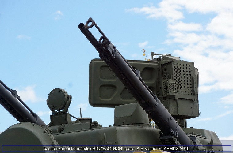 Trong đó, khẩu pháo 2A38 cỡ 30mm đạt tốc độ bắn 3.900-5.000 phát/phút (trung bình 1.950-2.500 phát/phút/khẩu) phù hợp với việc bắn chặn các mục tiêu bay thấp bao gồm cả tên lửa hành trình. Đặc biệt, khi cần thiết, cặp pháo 2A38 có góc nâng hạ +85 tới -9 độ có thể hạ nòng bắn thẳng diệt các mục tiêu bộ binh hoặc xe tăng, xe thiết giáp. Nguồn ảnh: bastion-karpenko.