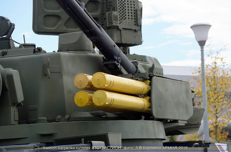 Về hỏa lực, cơ bản cách bố trí các phiên bản Tunguska như nhau với cặp pháo 2A38 hoặc 2A38M và hai module lắm 4 đạn tên lửa 9M311 (tầm bắn 1,5-8km) hoặc 9M311-M1 (tầm bắn 2,5-10km) ở hai bên. Đây là kiểu bố trí truyền thống trên các tổ hợp phòng không tự hành của Nga, ví dụ như Pantsir-S1. Nguồn ảnh: bastion-karpenko.