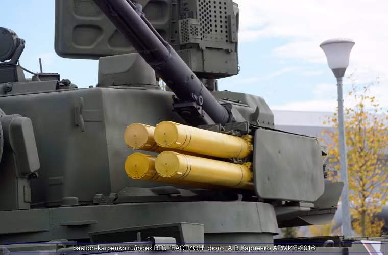 Về hỏa lực, cơ bản cách bố trí các phiên bản Tunguska như nhau với cặp pháo 2A38 hoặc 2A38M và hai module lắm 4 đạn tên lửa 9M311 (tầm bắn 1,5-8km) hoặc 9M311-M1 (tầm bắn 2,5-10km) ở hai bên. Đây là kiểu bố trí truyền thống trên các tổ hợp phòng không tự hành của Nga, ví dụ như Pantsir-S1. Nguồn ảnh: bastion-karpenko.