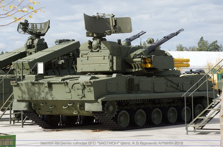 Trên phần tháp pháo này được lắp radar quét cơ điện băng E làm nhiệm vụ bắt bám mục tiêu lắp ở phía sau tháp, kết hợp với radar theo dõi băng J đặt ở phía trước tháp pháo. Đây là 2 "mắt thần" giúp Tunguska-M1 phát hiện các mục tiêu bay thấp ở độ cao 15m và cự ly đến 18km. Nguồn ảnh: bastion-karpenko.