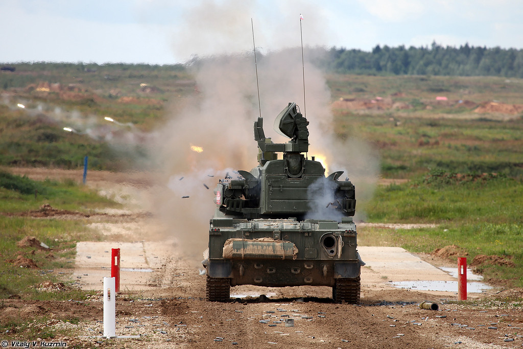 Nhận định này có thể thấy rõ qua việc Quân đội Nga vẫn tiếp tục phát triển các nền tảng vũ khí phòng không mới trên khung gầm bánh xích như Sosna-R, Buk-M3 hay Derivatsiya-PVO. Rõ ràng sức mạnh của các tổ hợp phòng không trên khung gầm bánh xích là điều không thể phủ nhận. Nguồn ảnh: Vitaly Kuzmin.