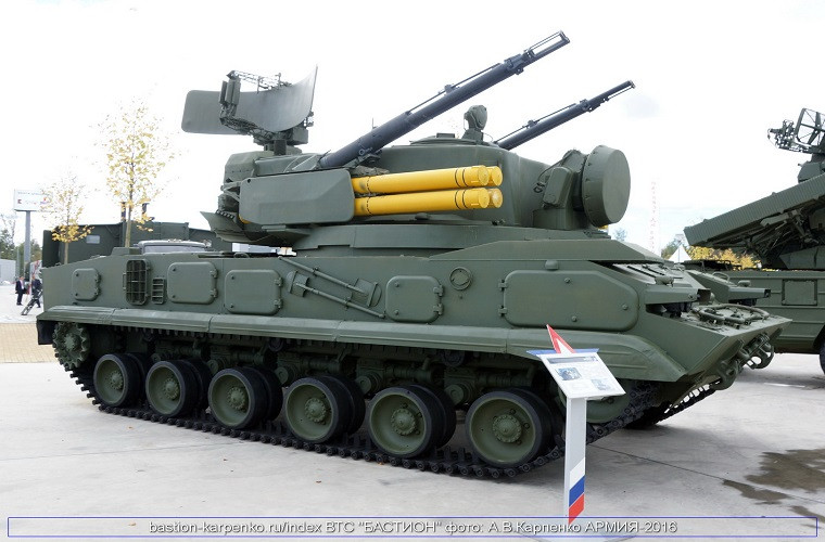 Khung bệ cơ sở GM-5975 dùng cho tổ hợp phòng không tự hành Tunguska-M1 có thể đạt tốc độ lên tới 65km/h, dự trữ hành chình 500km, hoạt động được trong điều kiện nhiệt độ khắc nghiệp từ -50 độ C tới +50 độ C, hoạt động tốt trong vùng không khí loãng ở độ cao 3.000m. Giữa thân khung bệ đặt tháp pháo 2A40 tích hợp các cảm biến radar và vũ khí. Nguồn ảnh: bastion-karpenko.