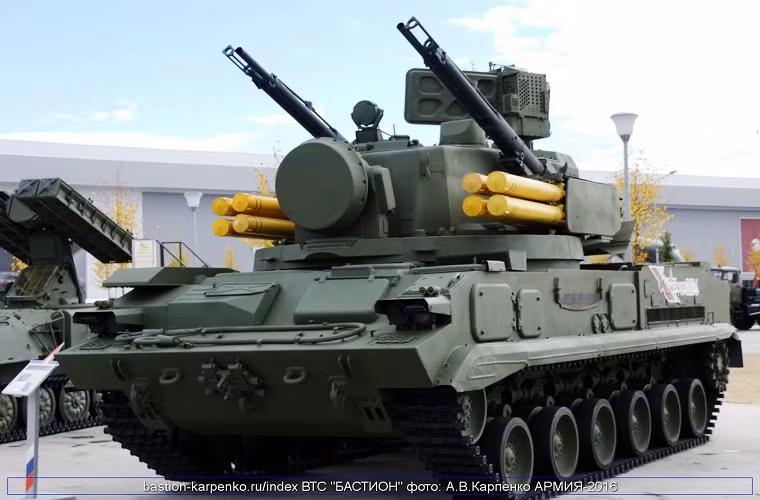 Tổ hợp phòng không 2K22M1 Tunguska-M1 được Cục thiết kế khí cụ (KBP) phát triển theo yêu cầu hiện đại của Quân đội Liên bang Nga. Nó chính thức được chấp nhận trang bị trong các Lực lượng Vũ trang Liên bang Nga từ ngày 31/7/2003. Nguồn ảnh: bastion-karpenko.