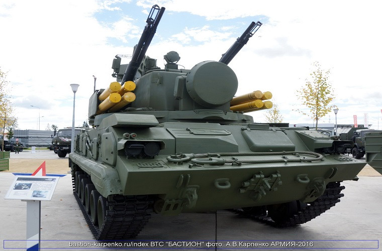 So với thế hệ được chế tạo dưới thời Liên Xô, 2K22M1 được nâng cấp mạnh mẽ các thành phần chiến đấu, cụ thể việc xe chiến đấu 2S6M1 được đặt trên khung gầm xe bánh xích GM-5975 (phiên bản cũ dùng xe GM-352M), trang bị tên lửa mới 9M311-M1 và cải tiến hệ thống điều khiển hỏa lực. Nguồn ảnh: bastion-karpenko.