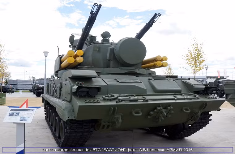 So với thế hệ được chế tạo dưới thời Liên Xô, 2K22M1 được nâng cấp mạnh mẽ các thành phần chiến đấu, cụ thể việc xe chiến đấu 2S6M1 được đặt trên khung gầm xe bánh xích GM-5975 (phiên bản cũ dùng xe GM-352M), trang bị tên lửa mới 9M311-M1 và cải tiến hệ thống điều khiển hỏa lực. Nguồn ảnh: bastion-karpenko.