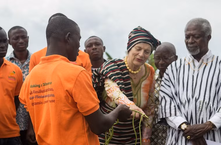 Dù có sự nghiệp và một nhân cách đáng ngưỡng mộ thế nhưng ít ai biết được rằng trong cuộc đời của mình, phải đến lần thứ hai ông Kofi Annan mới có được hạnh phúc trọn vẹn. Cuộc hôn nhân đầu tiên của ông đã tan vỡ chỉ vì ông quá mải mê với công việc, ít dành thời gian cho gia đình. Ảnh: Farm Radio International.