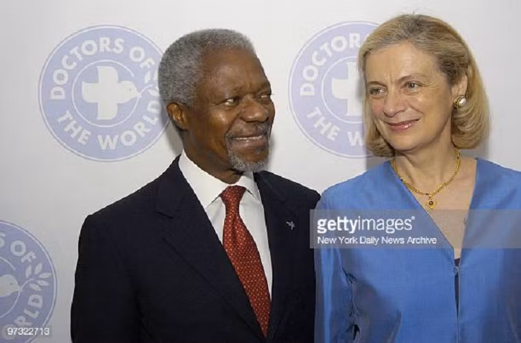 Cho đến một buổi tối khi Kofi Annan và Nane Lagergren có công việc phải đi cùng nhau, họ mới có dịp thổ lộ tình cảm của mình. Chính Nane Lagergren là người đã vượt qua mọi mặc cảm, chủ động tỏ tình với Kofi Annan. Năm 1994, lễ kết hôn của họ được tổ chức trong sự chúc mừng và niềm vui bất tận của bạn bè. Hạnh phúc cuối cùng mỉm cười với vị “Tổng thống thế giới”. Ảnh: Getty Images