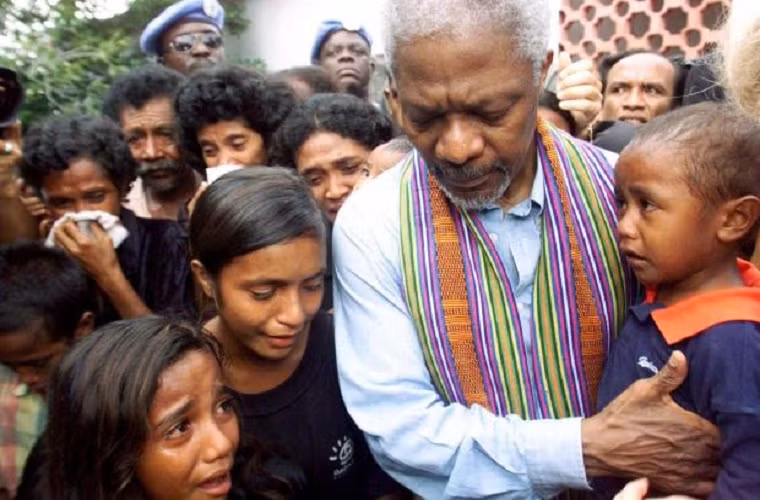 10 năm trên cương vị người đứng đầu cơ quan quyền lực nhất thế giới, ông Kofi Annan đã được các nhà phân tích, chính trị gia đánh giá là vị Tổng thư ký xuất sắc nhất trong lịch sử LHQ. Nhờ có ông mà tầng lớp dân nghèo được chú ý nhiều hơn và có được sự chia sẻ sâu sắc của cộng đồng quốc tế. Dần dần, LHQ đã trở nên gần gũi với công chúng và gắn bó hơn với xã hội dân sự. Ảnh: Times of Malta.