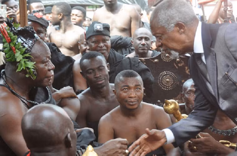 Đến năm 20 tuổi, ông Kofi Annan tiếp tục theo học Đại học Khoa học và công nghệ Kumasi. Năm 1961, với tấm bằng cử nhân kinh tế, ông quay trở về tìm việc tại Ghana nhưng không thành. Lúc này, nghe nói Thuỵ Sĩ là một vùng đất lý tưởng để thực hiện khát vọng tuổi trẻ, chàng trai người Châu Phi thẳng tiến tới Geneva. Bước đi táo bạo này đã đặt viên gạch đầu tiên cho sự nghiệp cao cả của ông. Ảnh: Graphic Online.