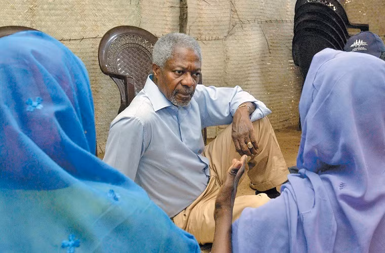 Năm 1954, ông được gửi tới học tại trường chuyên Mfansipim được thành lập dưới sự bảo hộ của Anh. Ngay từ những năm tháng đầu tiên của đời sinh viên, Kofi Annan đã tổ chức một nhóm sinh viên biểu tình tuyệt thực để đòi những đồ ăn khả dĩ hơn từ căng tin nhà trường. Cuộc biểu tình thành công và đó là kinh nghiệm đấu tranh đầu tiên của ông. Ảnh: The New York.