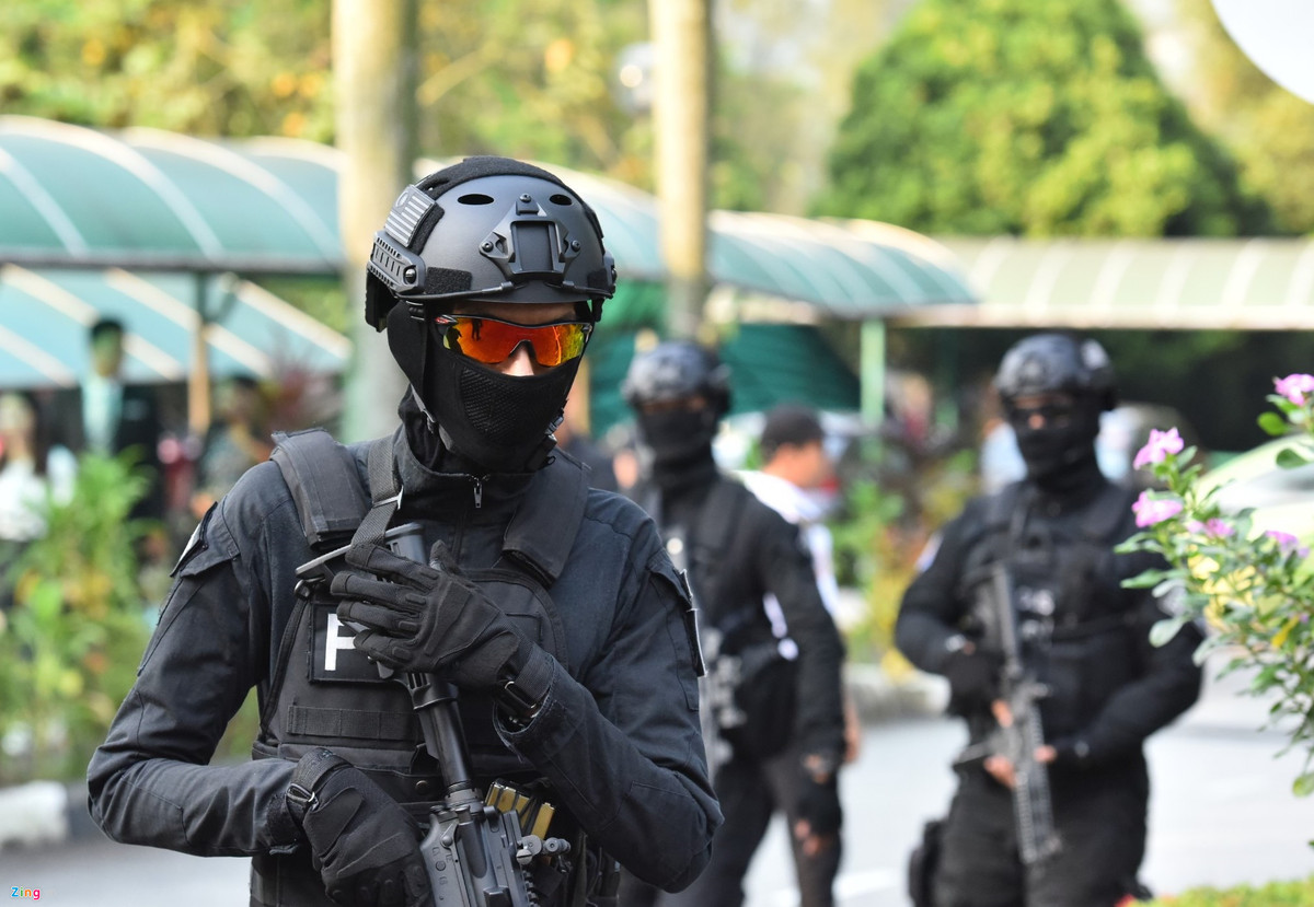 Sáng 16/8, Tòa Thượng thẩm Shah Alam tuyên án đối với bị cáo Đoàn Thị Hương, 30 tuổi, người Việt Nam, và Siti Aisyah, 26 tuổi, người Indonesia. Lực lượng cảnh sát đặc biệt của Malaysia có mặt từ rất sớm, được trang bị đầy đủ từ đầu đến chân.