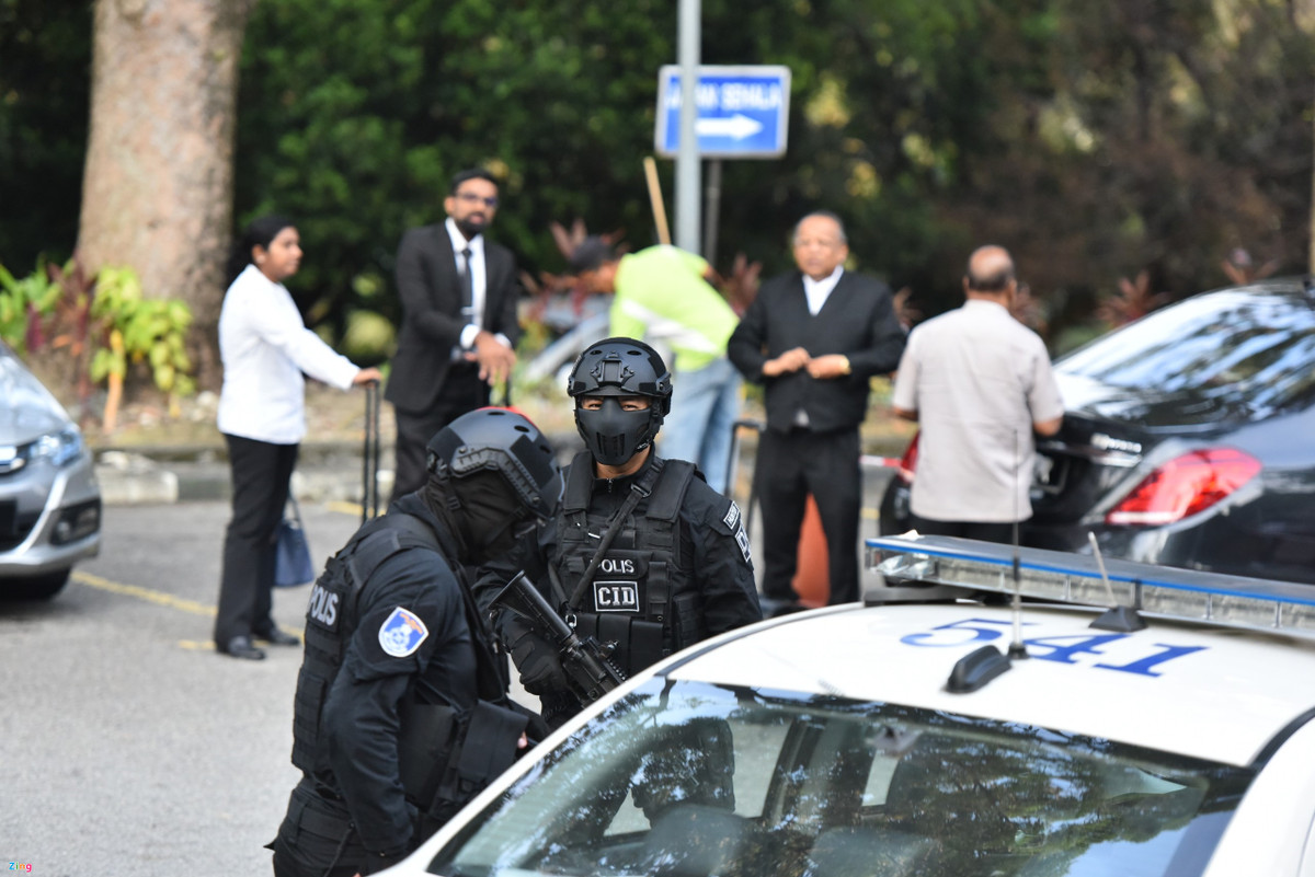 Các luật sư của hai bị cáo cùng một số nhân vật cấp cao có mặt tại phiên xử từ sớm và được bảo vệ cẩn mật, trong đó có Đại sứ Indonesia tại Malaysia Rusdi Kirana.