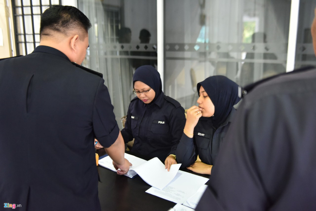 Rất đông phóng viên có mặt tại phiên tuyên án hai bị cáo. Tuy nhiên, chỉ có 30 người được vào phòng xử, trong đó có phóng viên của Zing.vn.