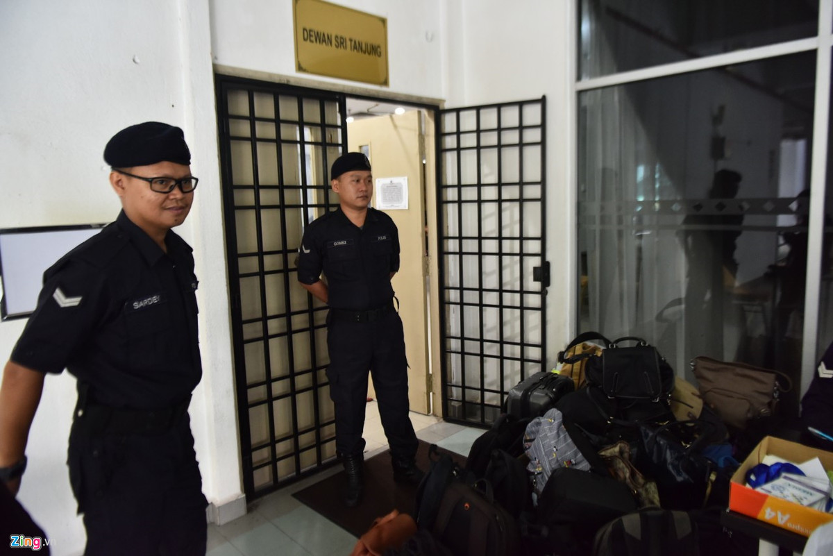 Phóng viên không được mang theo các thiết bị ghi hình vào phòng xử và phòng báo chí, nơi hình ảnh từ phiên tòa được truyền trực tiếp ra ngoài. Trong ảnh, tất cả đồ đạc của phóng viên đều phải để ở ngoài.