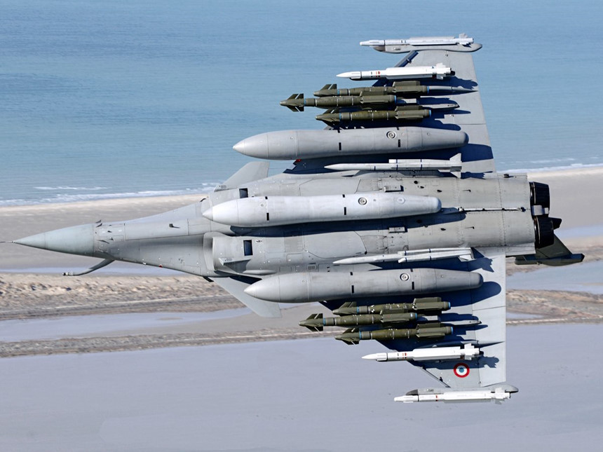 Rafale có tới 14 điểm treo vũ khí dưới cánh với phiên bản B/C, 13 với phiên bản hải quân. Tổng tải trọng vũ khí mang theo lên đến 9,5 tấn. Rafale thường mang theo vũ khí hỗn hợp cả không chiến và tấn công mặt đất trong mỗi nhiệm vụ. Ảnh: Jeffhead .