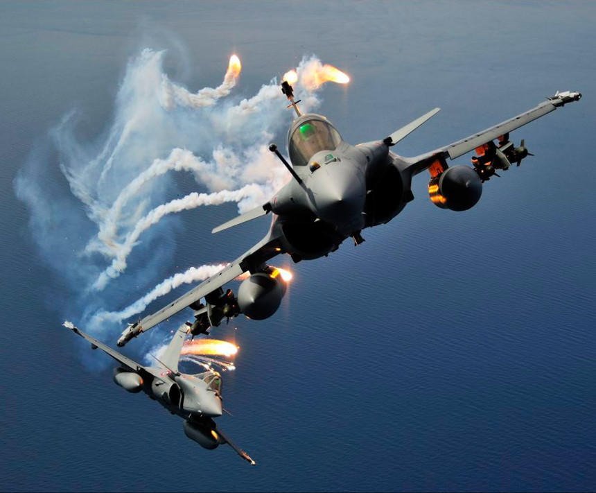 Rafale tham chiến lần đầu trong chiến dịch Bình minh Odyssey, thiết lập vùng cấm bay trên lãnh thổ Libya vào tháng 3/2011. Trong chiến dịch này, Rafale đã nhanh chóng chứng minh giá trị và hiệu quả cao trong các nhiệm vụ chiến đấu. Điều đó đã góp phần làm tăng giá trị thương hiệu của Rafale trong xuất khẩu. Ảnh: Defense Update.